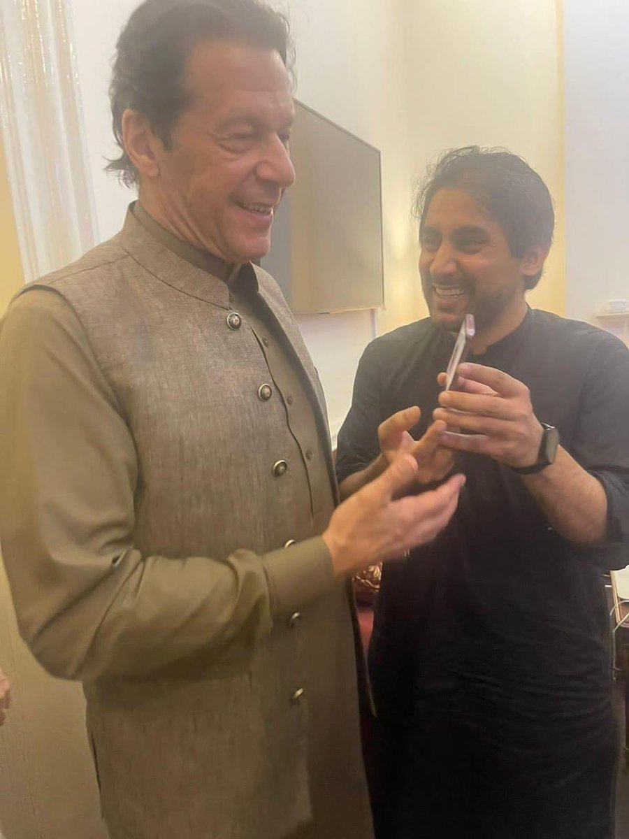 UdarOfficial's tweet photo. کچھ دیر پہلے نا معلوم افراد نے تحریک انصاف کے انسٹاگرام ہیڈ عطاالرحمن کواغواء کرلیا ہے۔ رمضان المبارک کی آخری ساعتوں کا احترام ہے نا عید کا خیال بس پاگلوں کی طرح اغواء پر اغواء جاری ہیں۔ ایسے ہتھکنڈوں سے پی ٹی آئی کی آواز دبانی ہے تو کروڑوں پاکستانیوں کو اغواء کرنا پڑے گا۔ https://t.co/j7fNaAA63O