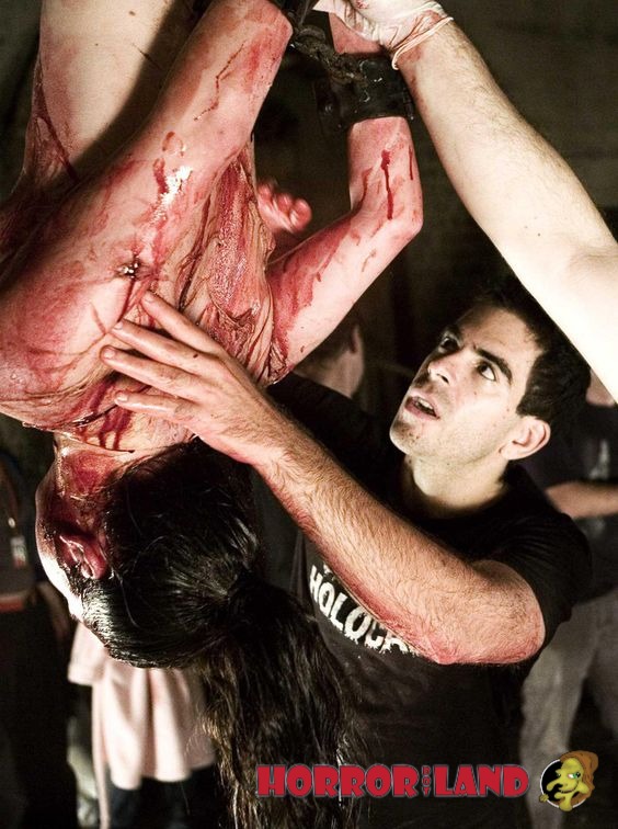 thehorrorland's tweet photo. This Behind the Scenes image is UPSIDE-DOWN. Director Eli Roth helps actress Heather Matarazzo with a bloody scene on the set of Hostel: Part II (2007). #btshorror #bts #horrorfiend https://t.co/gpv05cnoKb