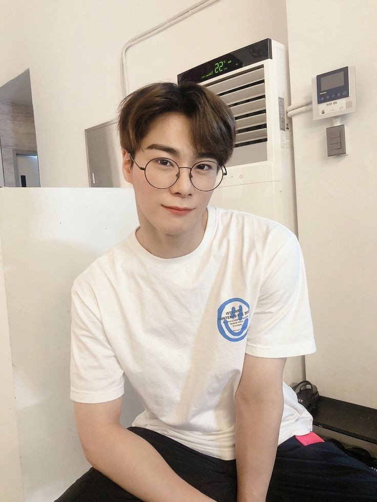 huffingtoesy's tweet photo. Sending our deepest condolences to his family, friends, and fans (Aroha). 

Rest in love, Moonbin. 🕊🥀 https://t.co/wdwMIjrprP
