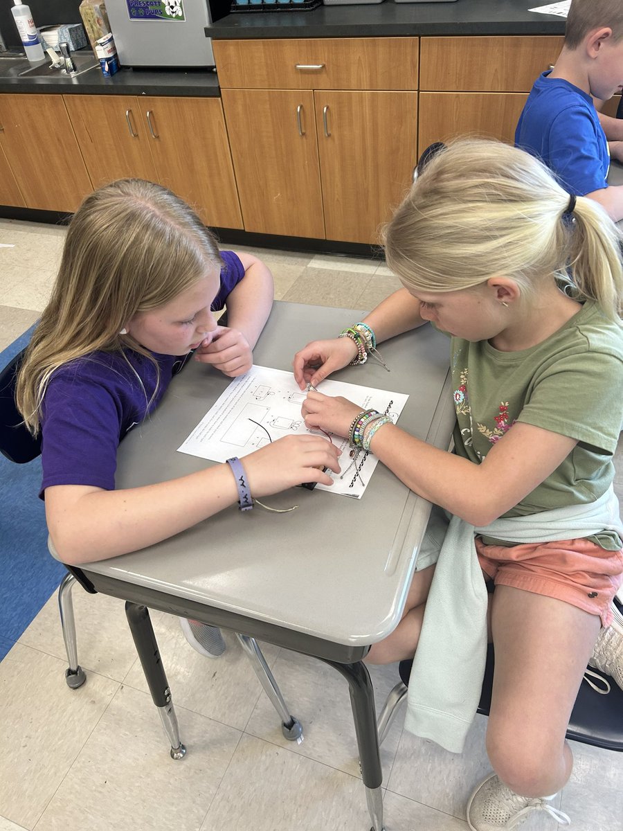 3rdgradepups's tweet photo. It’s fun to learn through experimenting. Circuits, clouds and identifying plant parts today. @PSES_Pups https://t.co/ZyZYF5cWUv