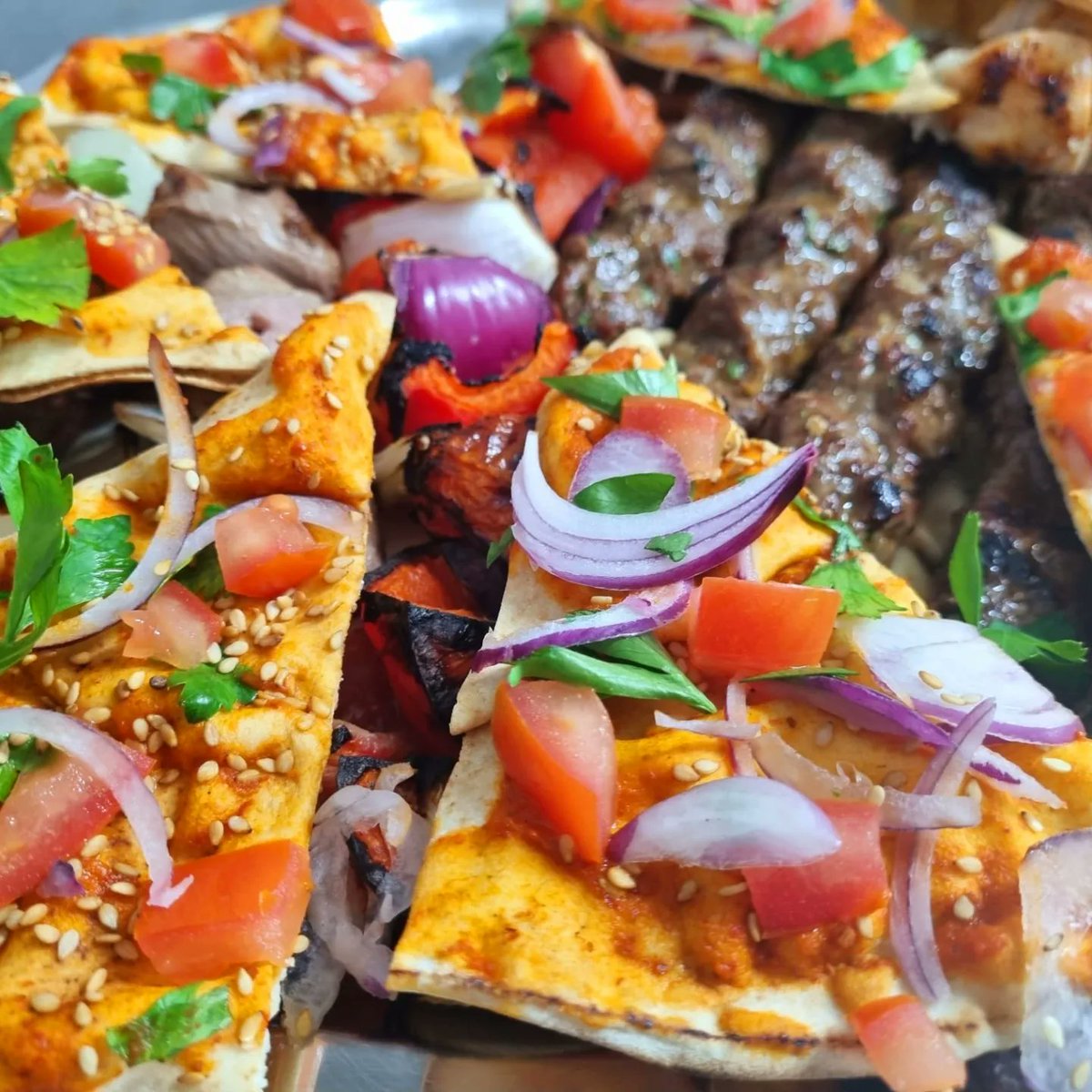 FWemmel's tweet photo. ⚠️Avis aux amateurs de Buffet à Volonté⚠️
Notre Buffet à volonté reprend tous les Dimanches midi 🍽, uniquement sous réservations au 02 219 94 16 ou via notre site web https://t.co/1xkTM1yMPF https://t.co/D0xFyMAPNj