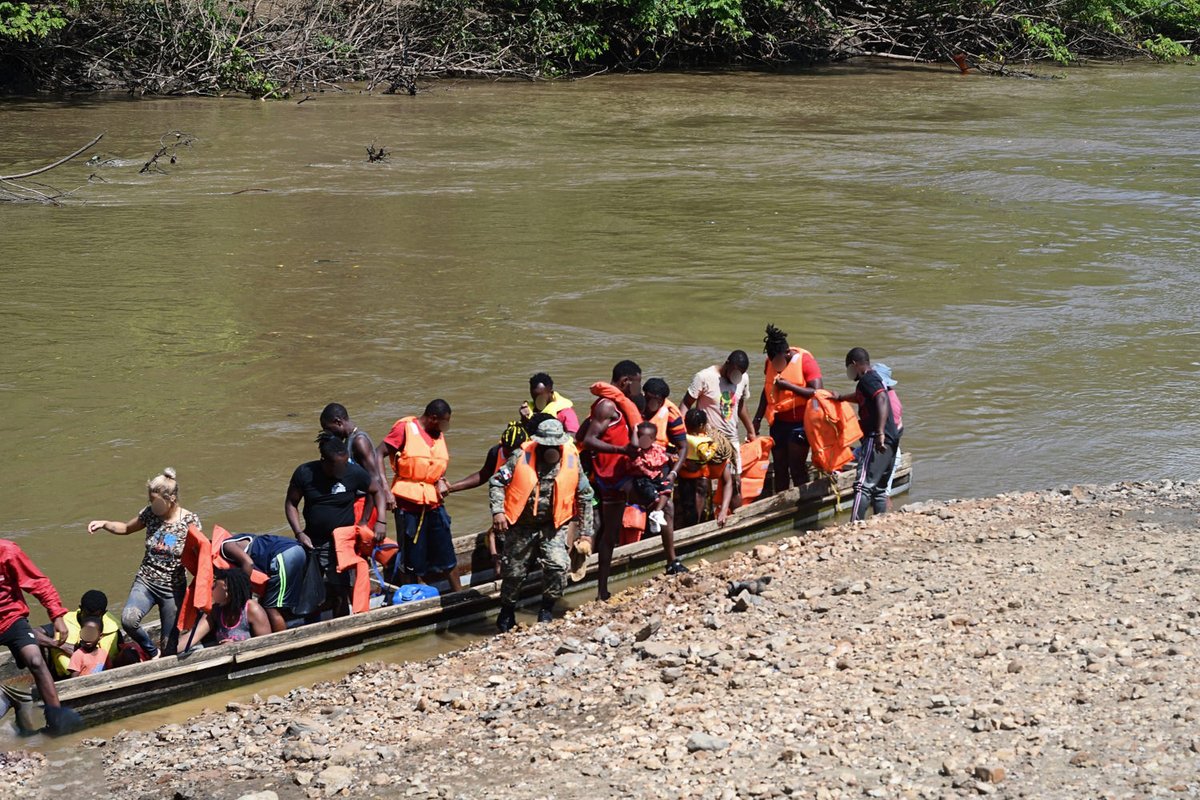 cwslac's tweet photo. 📢Hace unos meses, con la red @comonacido visitamos uno de los campamentos de migrantes en el Tapón del Darién, Panamá. ⚠️Este es un camino peligroso que nadie debería intentar cruzar nunca. Te invitamos a que leas esta historia y reflexión: https://t.co/CuAroMIeM9 https://t.co/HUsKy4DrwN