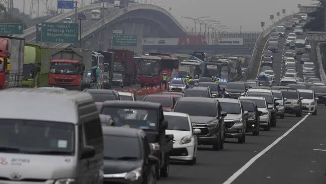 adambrotowijono's tweet photo. After Sahur Thought :
Coba bayangin, pemudik dari Ibukota sebanyak ini kalau tiba tiba semua ga boleh balik ke Jakarta, apa aja yang bakal terjadi ya. https://t.co/fVGnjNguo1