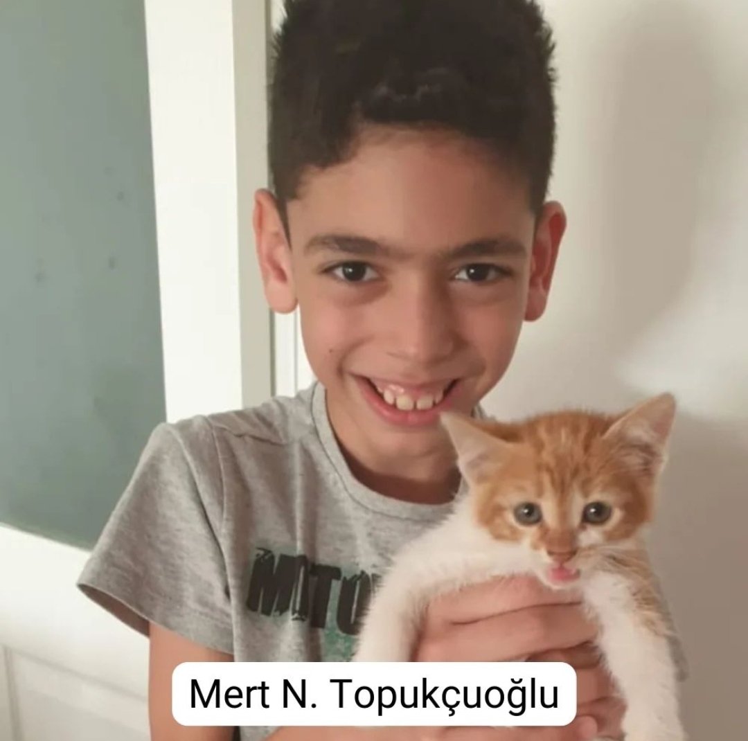 Çocuklarımızın güzelliklerini ezberletene kadar yazacağım.

Gülerken gözleri de onunla gülen, keyfiniz yoksa bile sizi de tebessüm ettiren bu güzel çocuk Mert Topukçuoğlu ve ben size onun hikayesini anlatacağım çünkü hikayesi anlatılan bir insan yaşamaya devam eder.

Merto, 22