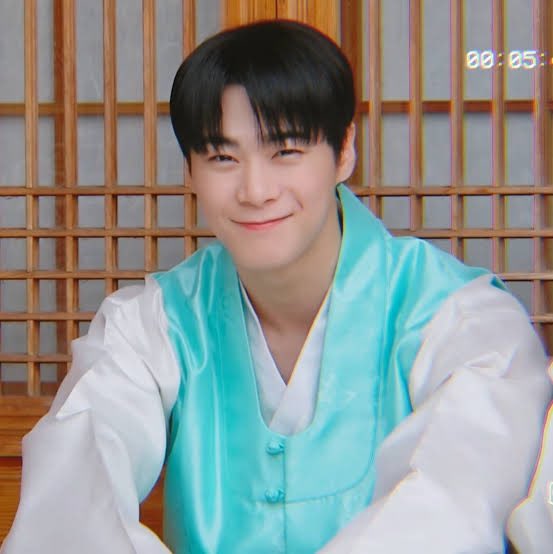 ค่ายยืนยันแล้วค่ะ  RIP.  นะมุนบิน
😭บนเวทีเขาเป็นคนที่ยิ้มอยู่เสมอเลยอะ สดใสมาตลอด ไม่เคยรู้เลยว่าเขาต้องเจออะไรมาบ้างหลังจากนี้ขอให้มีความสุขมากๆนะ ขอให้คนทางนั้นใจดีกับมุนบิน😭 จะร้องไห้รอยยิ้มสวยๆต่อจากนี้มันจะเหลือเพียงแค่ความทางจำแล้วอะ 😭#MOONBIN