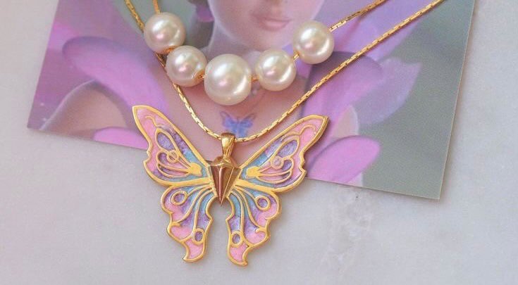 maybeeevirgo's tweet photo. barbie necklaces ✨ https://t.co/LJVtakV1Gu
