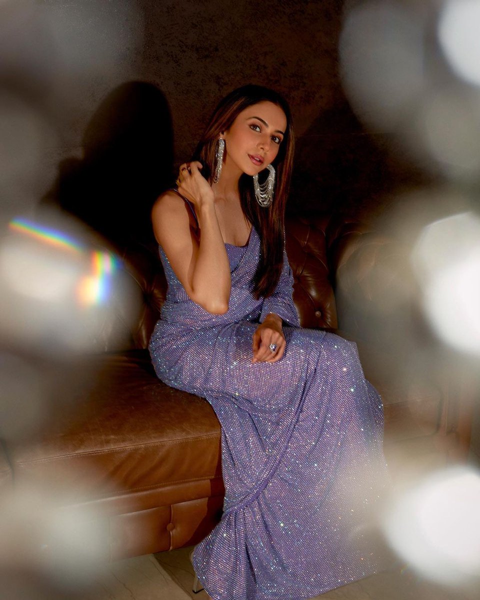 GossipsInsight's tweet photo. #RakulPreet Glitter beautiful  saree 🥰
.
.
.
.
#RakulPreet #rakulpreethhot 
#GossipsInsight https://t.co/jyIs76LIuB