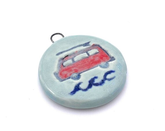 ZenCatPottery's tweet photo. Vintage Camper with Surfboard https://t.co/GKpTHgQoiY via @EtsySocial #zencatpottery #etsysocial #necklacemaking #beachoceansurfer https://t.co/wg4VSGezFA