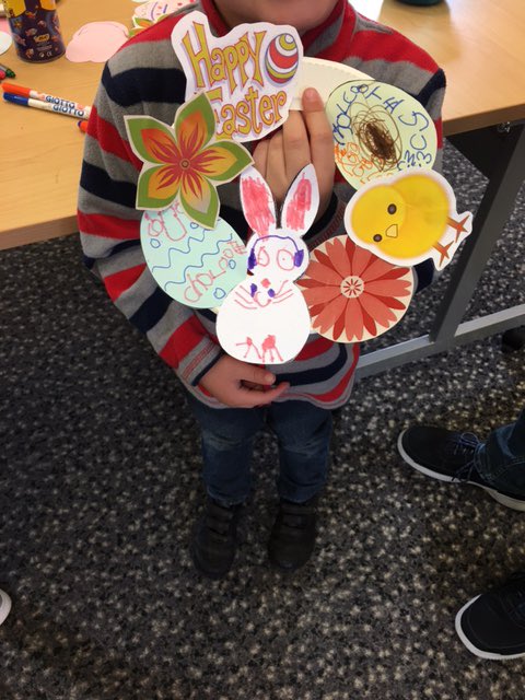 BromLibraries's tweet photo. At #BeckenhamLibrary last week Tom Goodman-Hill read lots of fantastic rabbit themed stories to us for Easter. Then we made some Easter Wreaths for our bedroom doors! It was great fun! @LBofBromley @Better_UK @Beckenham https://t.co/i264mHrU6w