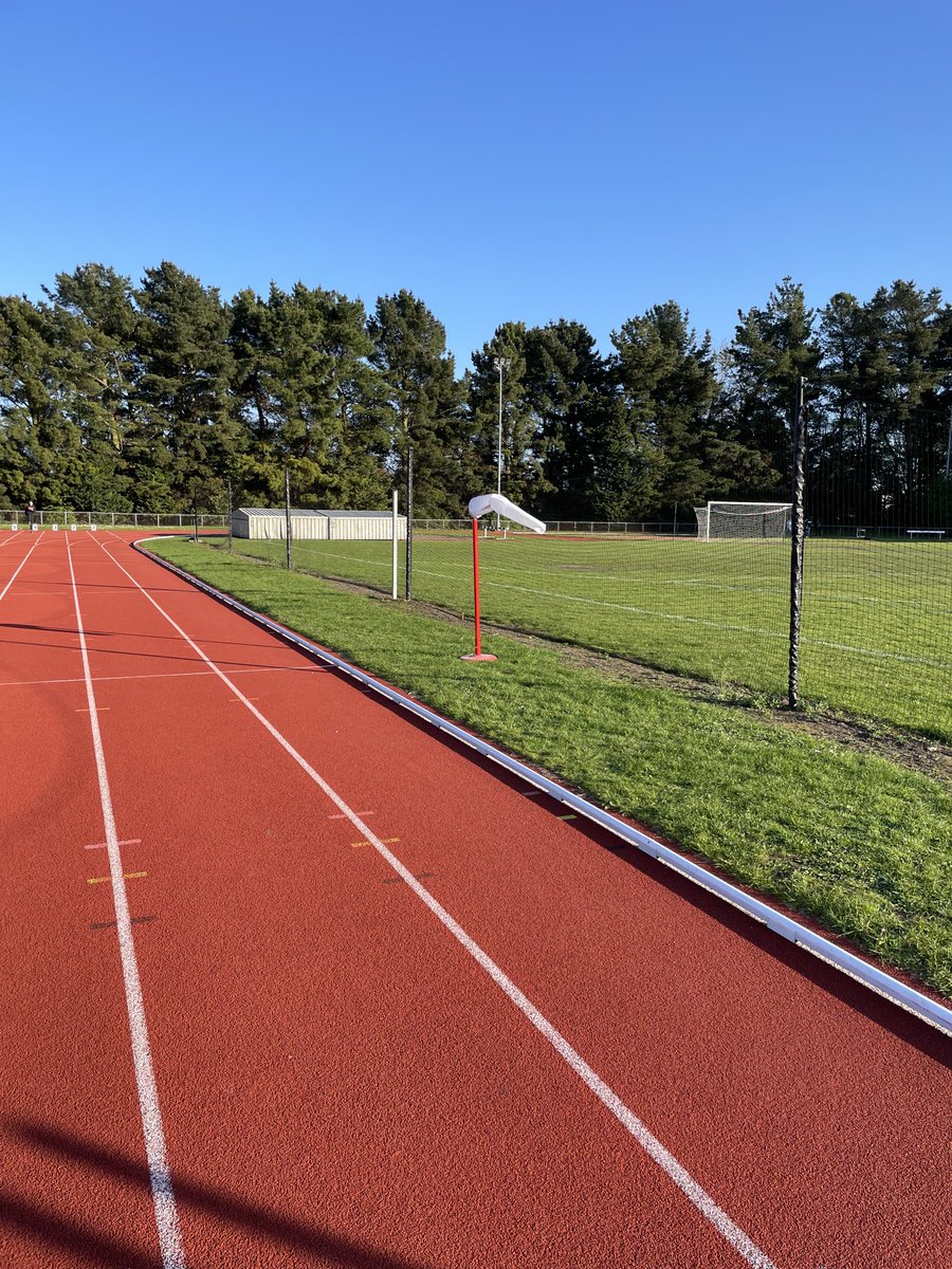 rickyw2's tweet photo. ⁦This is not CGI - Kingsmeadow (Weir Archer) Stadium with a tail wind on the back straight. Bring on the 100m for the ⁦⁦@kingstonandpoly⁩ Open @SurreyAthletics⁩ https://t.co/uEA35ZI6yU