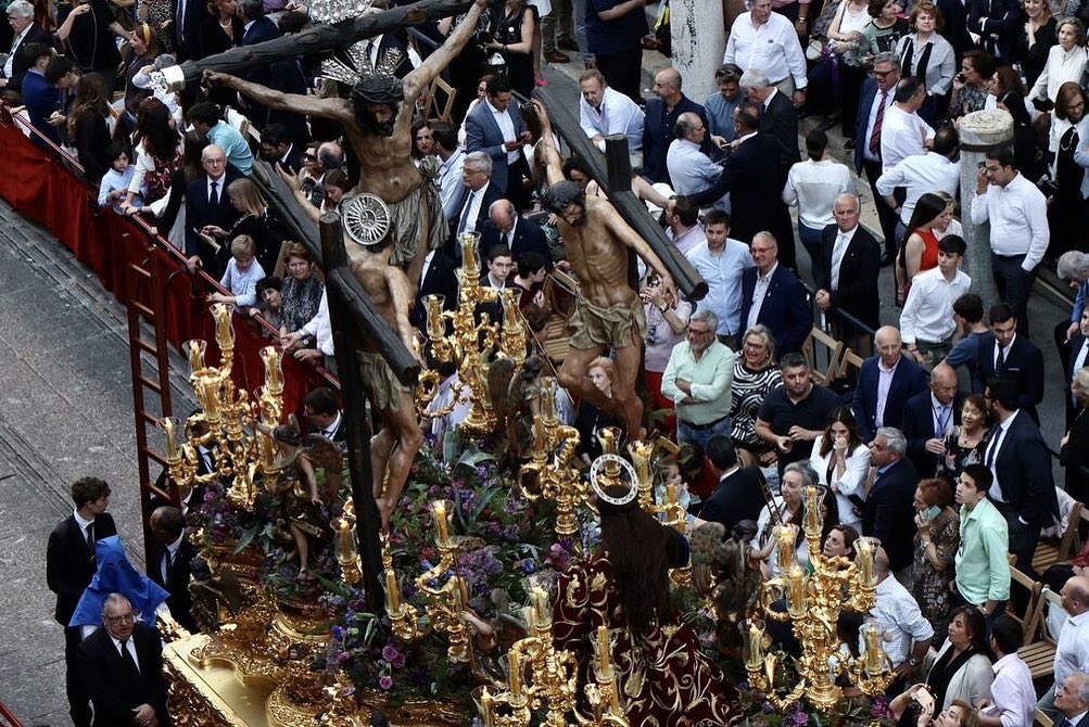 servicioscofrad's tweet photo. 2023 nos ha permitido acompañar dos veces al Santísimo Cristo de la Conversión del Buen Ladrón y además participando en un acontecimiento histórico. Mil gracias @Hdad_Montserrat 
Fuente: @diariodesevilla

#semanasanta23 
#sssevilla
#santoentierrogrande
#chamorroservicioscofrades https://t.co/wz7wVYAvE2