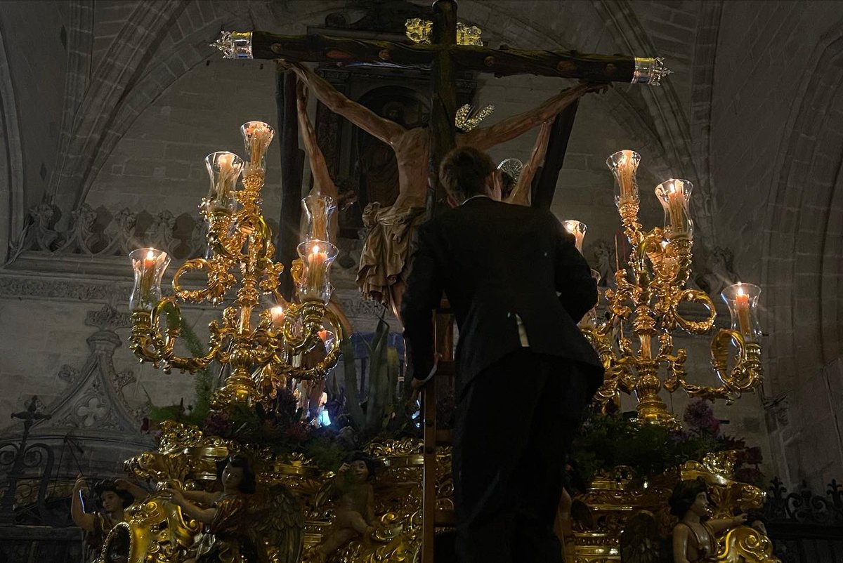 2023 nos ha permitido acompañar dos veces al Santísimo Cristo de la Conversión del Buen Ladrón y además participando en un acontecimiento histórico. Mil gracias @Hdad_Montserrat 
Fuente: @diariodesevilla

#semanasanta23 
#sssevilla
#santoentierrogrande
#chamorroservicioscofrades