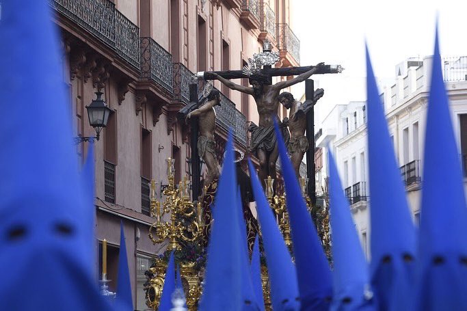 servicioscofrad's tweet photo. 2023 nos ha permitido acompañar dos veces al Santísimo Cristo de la Conversión del Buen Ladrón y además participando en un acontecimiento histórico. Mil gracias @Hdad_Montserrat 
Fuente: @diariodesevilla

#semanasanta23 
#sssevilla
#santoentierrogrande
#chamorroservicioscofrades https://t.co/wz7wVYAvE2