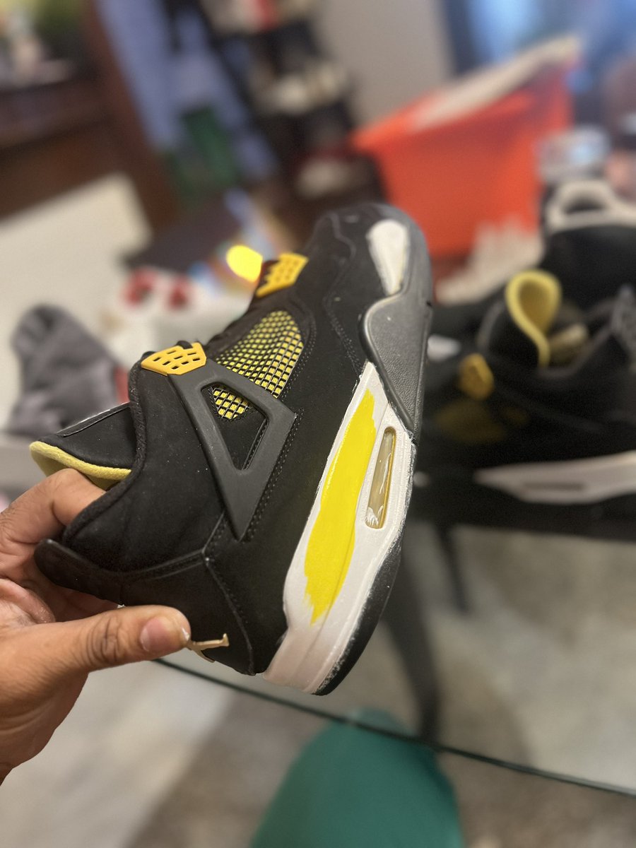 wadeanthonyjr's tweet photo. Project I’m working on for a client. Got a few touch ups but not bad for all free hand. If you need sneaker restorations message me in this thread #VNDS https://t.co/U2bjwKNeHl
