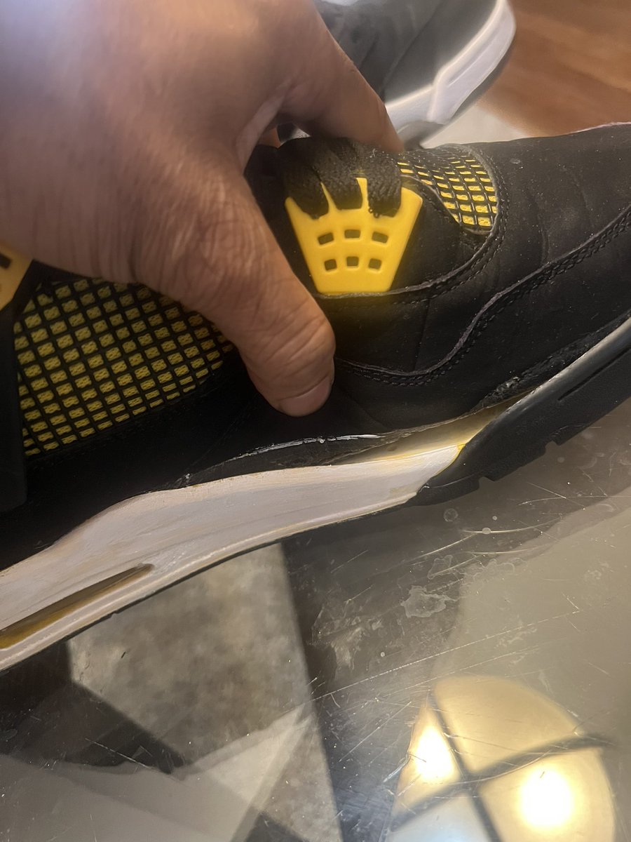 wadeanthonyjr's tweet photo. Project I’m working on for a client. Got a few touch ups but not bad for all free hand. If you need sneaker restorations message me in this thread #VNDS https://t.co/U2bjwKNeHl