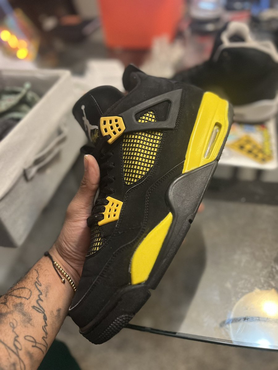 wadeanthonyjr's tweet photo. Project I’m working on for a client. Got a few touch ups but not bad for all free hand. If you need sneaker restorations message me in this thread #VNDS https://t.co/U2bjwKNeHl