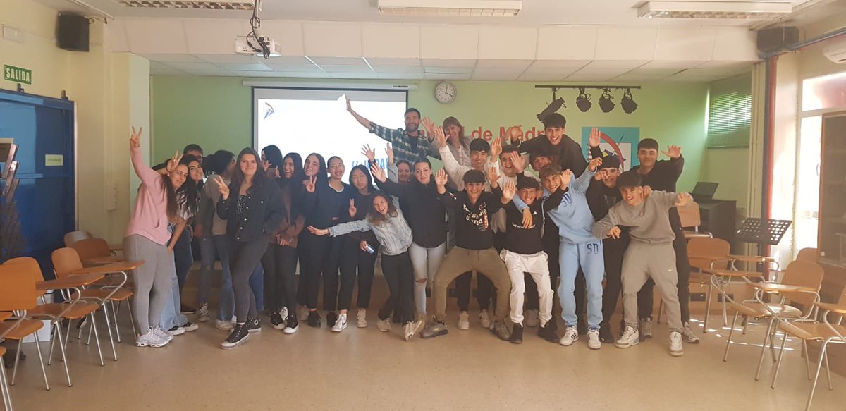 iesPSD_Alcorcon's tweet photo. Dentro del proyecto “Escuelas que inspiran” de la @FBertelsmann los alumnos de 4ºD ESO y Documentación Sanitaria tuvieron la charla “Startups, sostenibilidad y economía social” por Carlos Hidalgo de Morillo de U4Impact. #U4Impact #pradoemprende #POAP #extraescolares #venalprado https://t.co/nHtUJQ9Y0y