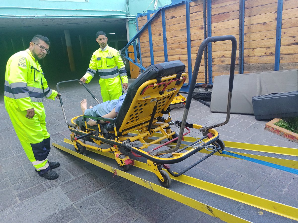 CoahuilaSamu's tweet photo. Recibimos de parte de la @fundación911Mexico equipamiento para nuestras unidades de cuidados intensivos.
Ejemplo de esto es el kit de camilla para paciente Bariátrico.
Gracias, serán bien utilizados. https://t.co/Nzhl68jpt8