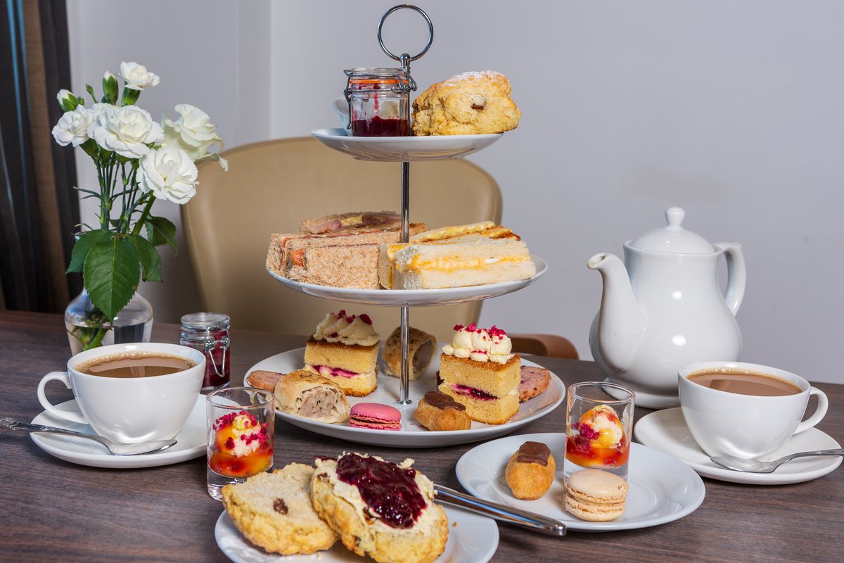 A simply glorious temptation 🍽️🍰
Our spring afternoon tea is available for only £18.50pp, or £26.50 with a glass of Prosecco. 
Mon - Sat | 12pm - 4pm, Sun | 1.30pm - 3.30pm

To book visit whitelion.co.uk/dine/afternoon… or call reception on 01728 452720