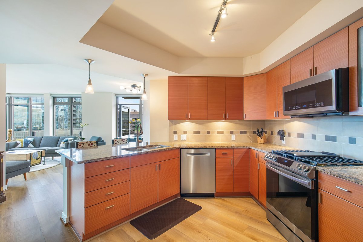 chadryan's tweet image. Just listed! Check out this great 2 bedroom, 2 bath condo at the Cosmopolitan! ryanrealty.com/d8qv7o9l