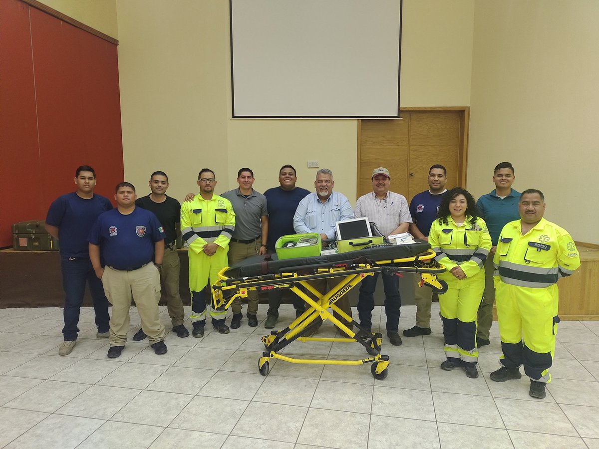 CoahuilaSamu's tweet photo. Capacitación e instalación del código infarto en ambulancia de Bomberos de Cd. Acuña Coahuila, todo es posible!!
Cuentan ahora con equipo de monitoreo, EKG, laboratorio móvil, Tenecteplasa, insumos y medicamentos para hacer frente a esta emergencia. https://t.co/fdn9GE1FE7