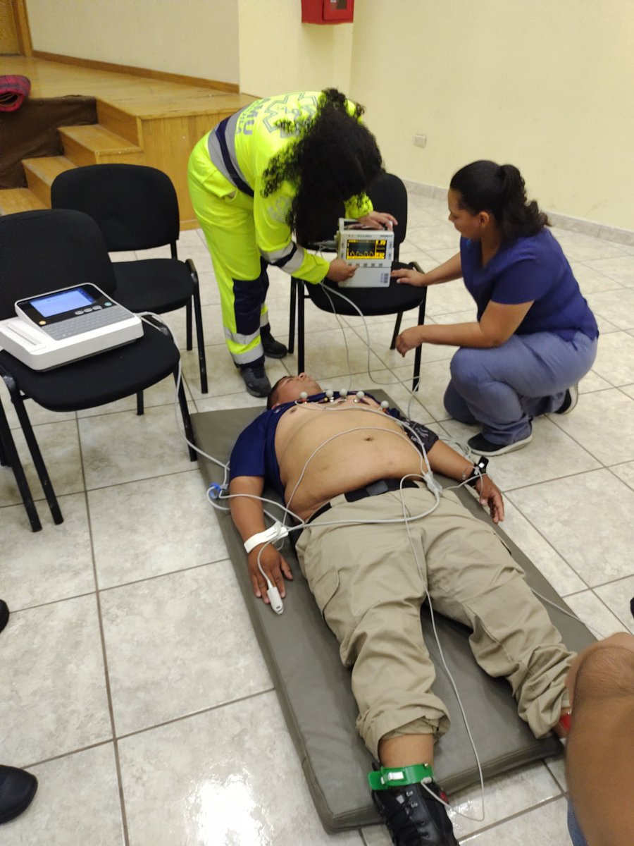 CoahuilaSamu's tweet photo. Capacitación e instalación del código infarto en ambulancia de Bomberos de Cd. Acuña Coahuila, todo es posible!!
Cuentan ahora con equipo de monitoreo, EKG, laboratorio móvil, Tenecteplasa, insumos y medicamentos para hacer frente a esta emergencia. https://t.co/fdn9GE1FE7