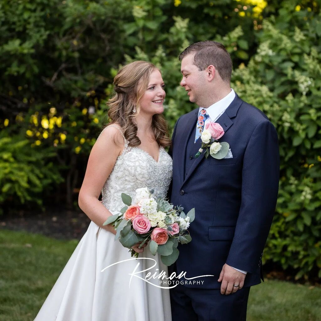 ReimPhotography's tweet photo. Can't wait for wedding season to be in full swing!
.
.
#wedding #weddingwednesday #weddingphotographer #chocksettinnweddingphotographer #chocksettinn #weddingphotography #reimanphotography #happycouple #bride #groom #bridalbouquet #weddingdress #2023wedd… https://t.co/GqFjF0iOoy https://t.co/Y1B9XWomjQ