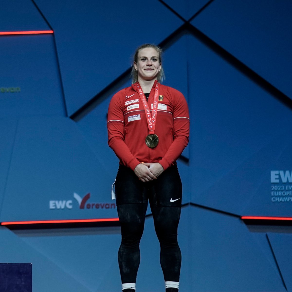 TeamD's tweet photo. ☺️ So schön grinsen nur #Medaillengewinner und #Medaillengewinnerinnen!

🥉🥉 DOPPEL-BRONZE in Armenien! 🔝
#LisaMarieSchweizer und #MaxLang holen mit jeweils starken Leistungen EM-BRONZE! 

👏 #Glückwunsch an euch beiden! 

#TeamD #WirfuerD #Gewichtheben 

📸 Isaac Morillas https://t.co/ks3CwJk2ez
