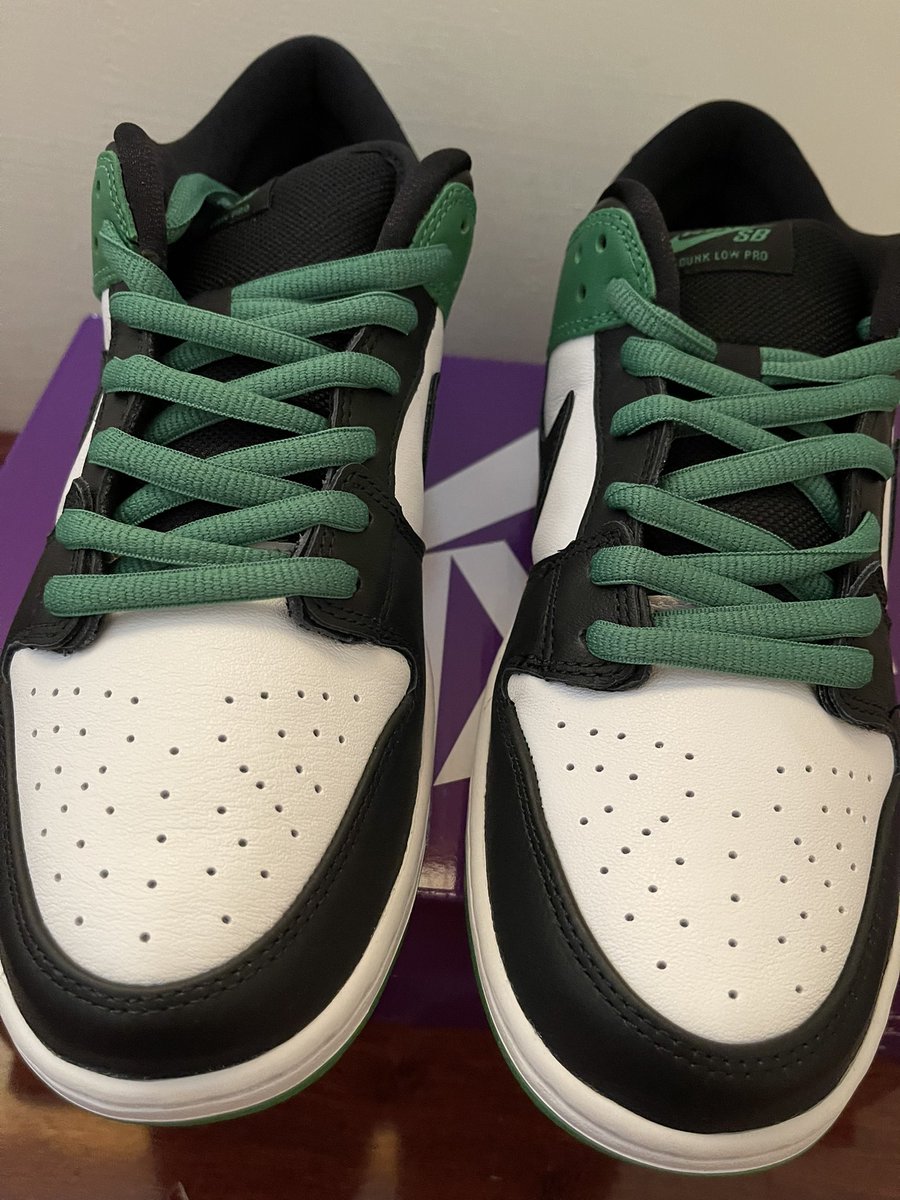 cbpaulsimpson's tweet photo. @atmos_usa Size 12M

The only rule is to be comfortable! So I’m gonna rock the green classic SB to the show✅

#atmoscollectorsclub #atmosweb https://t.co/PCKMPWMJvk