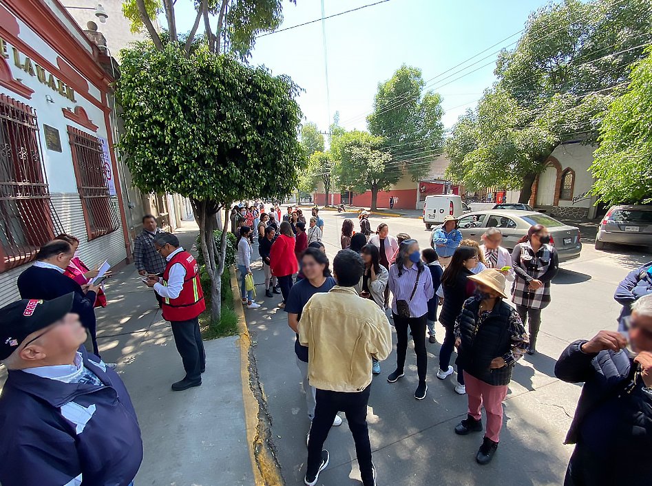 CeAC_UAEMex's tweet photo. Centro de Actividades Culturales participó en #SimulacroNacional2023, ayudaremos a fomentar y consolidar la cultura de protección civil. Agradecemos su amable colaboración.
#SomosUAEMéx  #SomosCultura  #SomosCeAC https://t.co/AljArbTDdJ