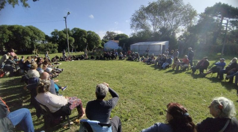 DJimenez32's tweet photo. Lamentable este bulo-ataque contra un proyecto agroecológico tan necesario como el de Chapadmalal de @mteargentina. Intoxicación informativa que viene de la reacción y del capital, valga la redundancia. Nos lo cuenta @tizianamartin3 en @NPositivas https://t.co/Q3apj9y8g3 https://t.co/kVPhFm5WNA
