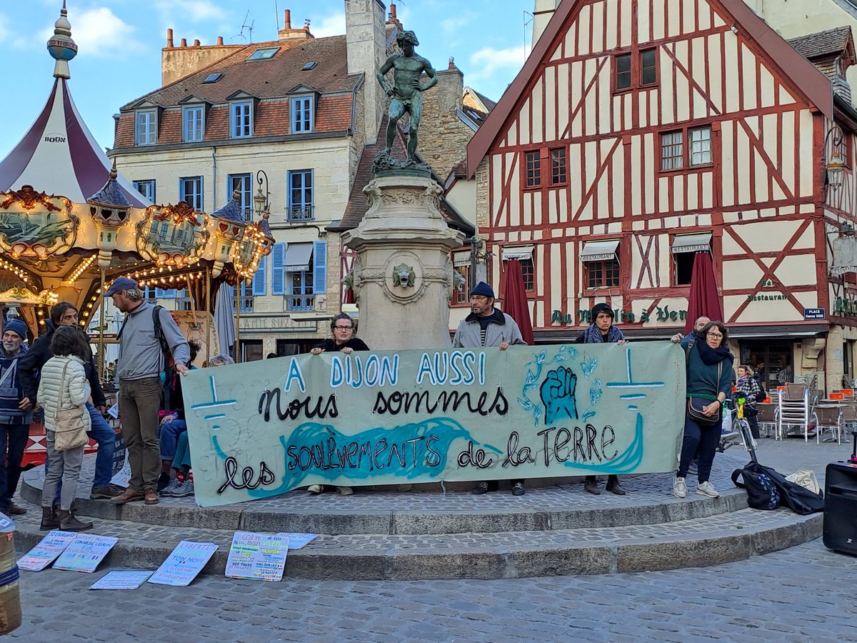 ElkaimAntoine's tweet photo. Même si #Darmanimp veut pas nous on est là, en dépit de l'interdiction de la préfecture, pour ce rassemblement de soutien aux Soulèments de la terre ! 🫶
Nous sommes @lessoulevements ! ✊️
#BassinesNonMerci
#NoBassaran
#Dijon https://t.co/19J5KVlAad