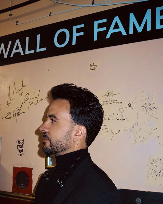 LuisFonsi's tweet photo. 🎤💥🧨 https://t.co/itGXnqaSvK