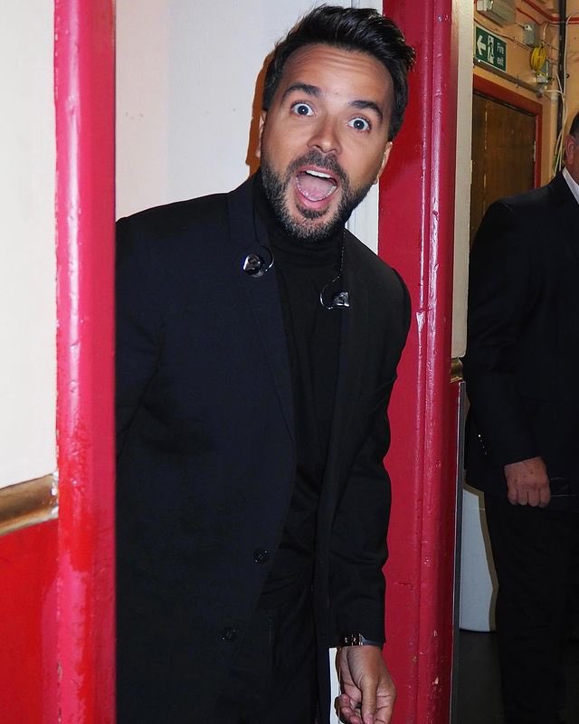 LuisFonsi's tweet photo. 🎤💥🧨 https://t.co/itGXnqaSvK