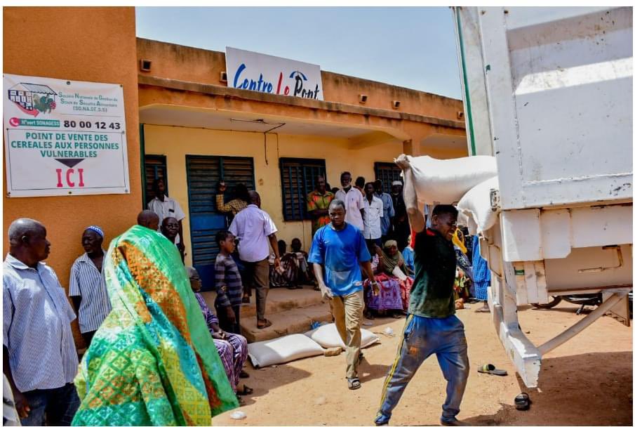 Dsiribie's tweet photo. #Burkina | La #SONAGESS va ouvrir 250 boutiques témoin à travers le pays, pour vendre à prix social, plus de 12 500 tonnes de céréales au profit des pop vulnérables. Le sac de 50kg de maïs et de mil est vendu à 6 000FCFA.
Le sac de 50 kg de riz est cédé à 15 000FCFA.@AibBurkina https://t.co/diHkTkufY3