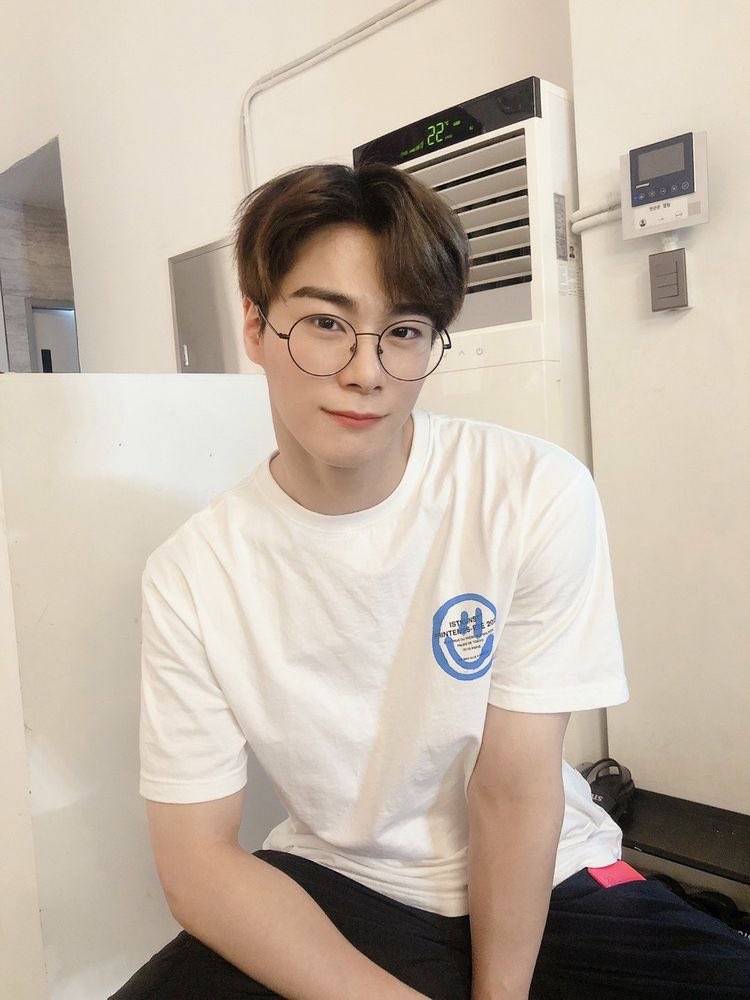 สิ้นสุดการเป็นศิลปินแล้ว
ต่อไปนี้มุนบินจะย้ายตัวเองไปใช้ชีวิตอยู่ที่อื่นแล้วนะ  หวังว่าบนนั้นจะมีคนหลงรักรอยยิ้มที่สดใสเหมือนคนที่อยู่บนโลกตรงนี้

ขอให้การออกเดินไปยังที่ไกลแสนไกลในครั้งนี้เป็นการเดินทางที่ทำให้เธอมีความสุขตลอดไป

#MOONBIN 🤍