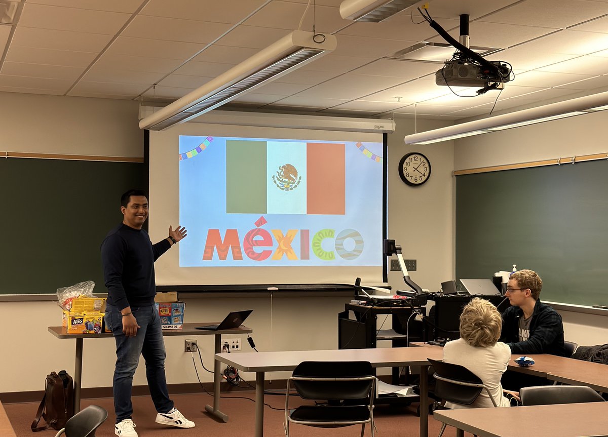 Comexus's tweet photo. ¡El becario #FulbrightGR Rodrigo Velázquez es uno de nuestros Asistentes de Lengua Extranjera 👨‍🏫! Aquí nos comparte algunos recuerdos de sus 2 semestres en @WabashCollege, Indiana.

‼️ Mañana ‼️, Rodrigo nos compartirá #UnDíaenSuVida en https://t.co/W4e6MnfNIy. ¡No te lo pierdas! https://t.co/mWyGRh3iuR