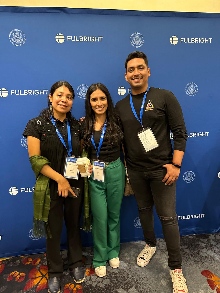 Comexus's tweet photo. ¡El becario #FulbrightGR Rodrigo Velázquez es uno de nuestros Asistentes de Lengua Extranjera 👨‍🏫! Aquí nos comparte algunos recuerdos de sus 2 semestres en @WabashCollege, Indiana.

‼️ Mañana ‼️, Rodrigo nos compartirá #UnDíaenSuVida en https://t.co/W4e6MnfNIy. ¡No te lo pierdas! https://t.co/mWyGRh3iuR