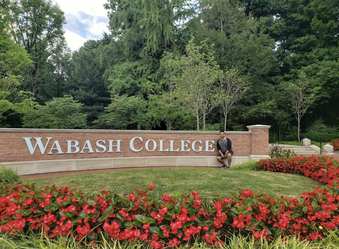 Comexus's tweet photo. ¡El becario #FulbrightGR Rodrigo Velázquez es uno de nuestros Asistentes de Lengua Extranjera 👨‍🏫! Aquí nos comparte algunos recuerdos de sus 2 semestres en @WabashCollege, Indiana.

‼️ Mañana ‼️, Rodrigo nos compartirá #UnDíaenSuVida en https://t.co/W4e6MnfNIy. ¡No te lo pierdas! https://t.co/mWyGRh3iuR