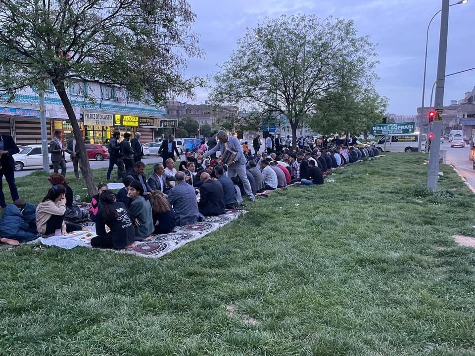 CelebiIzzet's tweet image. #GELECEK_PARTİ Eyyübiye de İFTAR yemeği #MİLLET sofrasında halkımızla buluştuk.

BURASI: #SARAYIN SOFRASI DEĞİL 
#MİLLETİN SOFRASI.?????