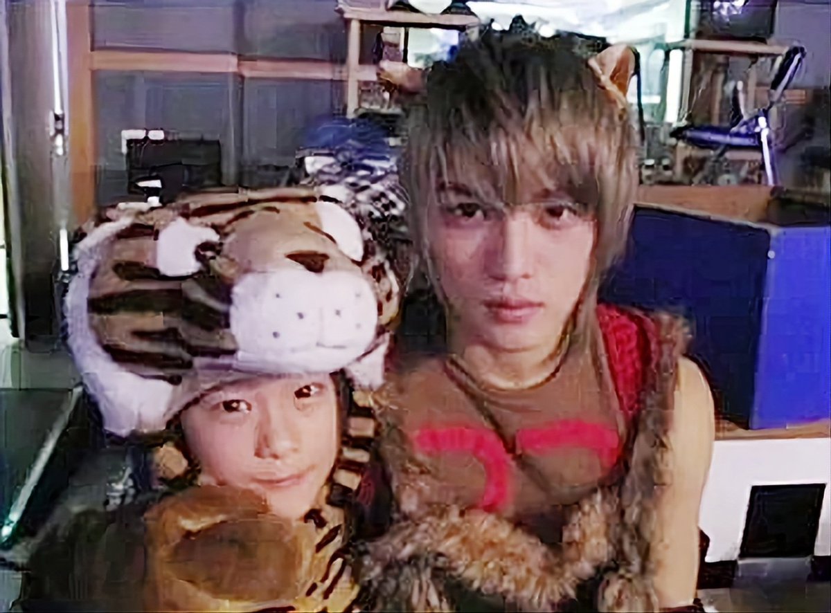 MMooKiiEE's tweet photo. เราเห็นน้องมุนบินมานั้งแต่น้องตัวเล็กแค่นี้เองอ่ะ แม้จะไม่ได้เป็นแฟนคลับแต่ด้วยความที่น้องเคยเป็นมินิดงบังเราก็เห็นผลงานน้องมาโดยตลอด ยังชมเลยว่าน้องโตมาได้เป็นอย่างดีเลยเนอะ ปีก่อนนู้นยังดีใจที่น้องได้โคจรกลับมานั่งสัมภาษณ์กับพี่แจจุงอยู่เลย เห็นข่าวแล้วมันใจหายมากจริงๆ เศร้าอ่ะ https://t.co/lefAl2na2Z