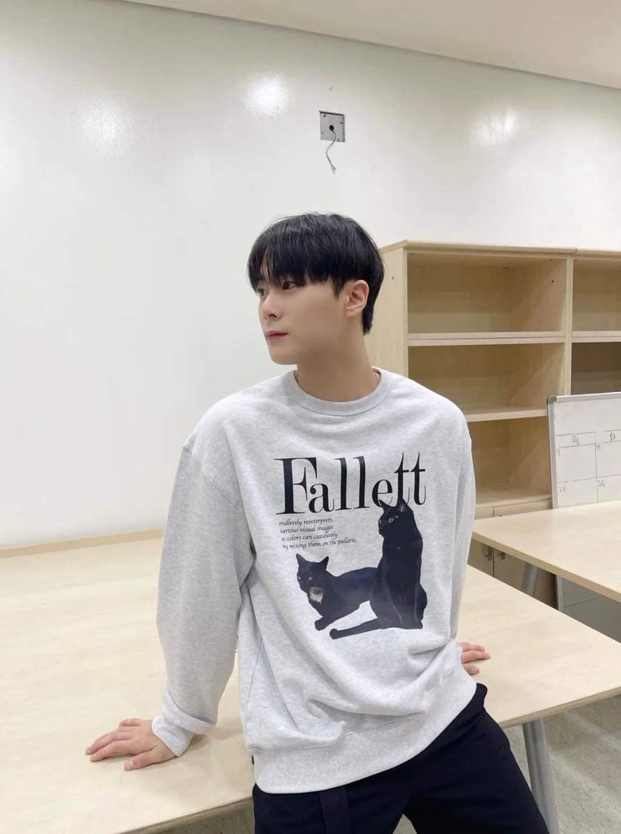 im_fereba's tweet photo. ASTRO llegó a mi vida hace unos años, en una época donde me sentía profundamente triste. 

La música y la buena energía del grupo me encantaba, pero siempre sentí una conexión con Moon Bin.

No puedo describir lo que siento por su partida :(

Te amo hoy y siempre Binnie ⭐️💫 https://t.co/4nX2OQISaT