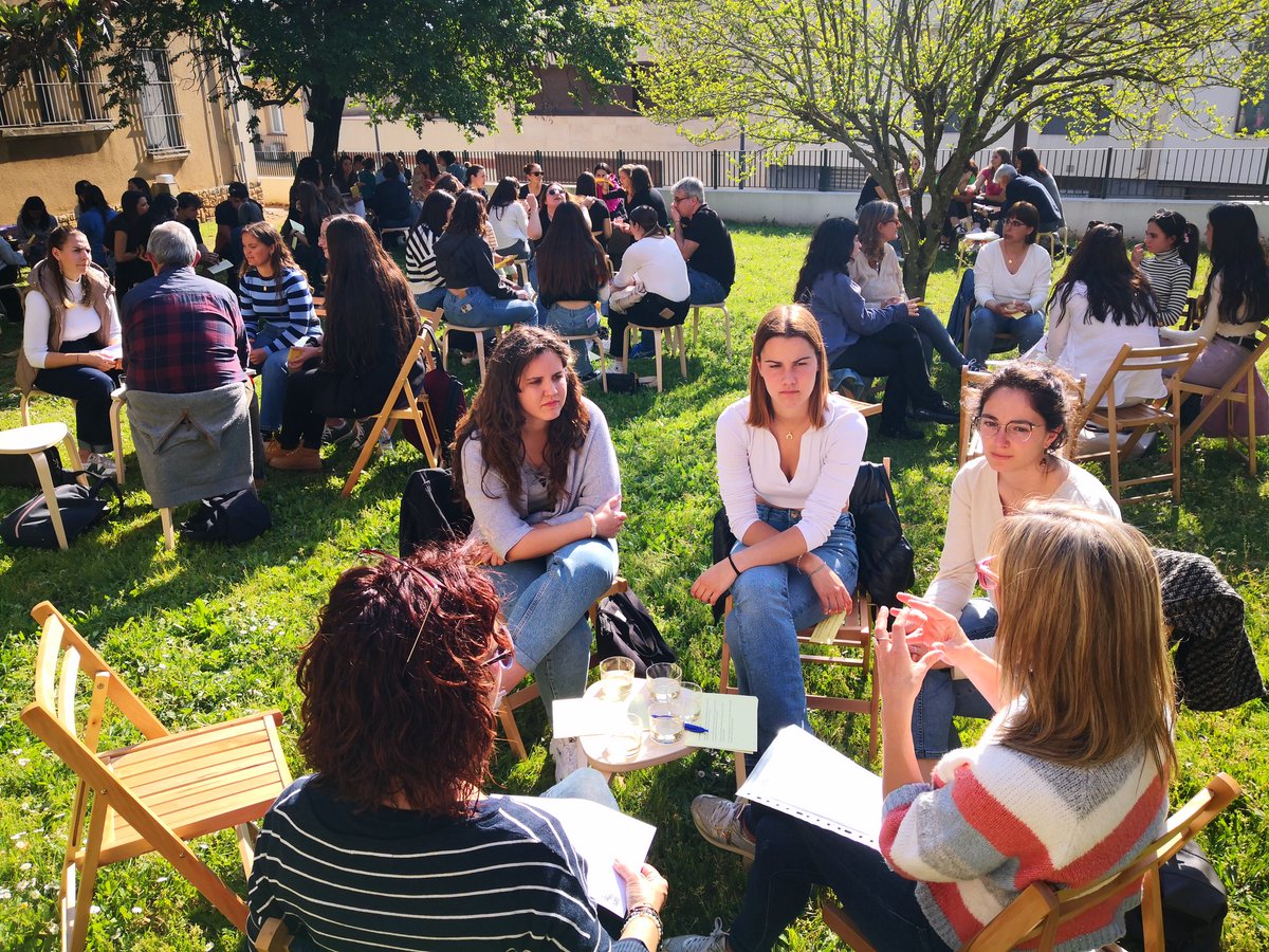 segirones's tweet photo. TASTA'M. Avui ens hem trobat una colla de mestres, professors i estudiants de pedagogia de la UdG per reflexionar entorn uns fragments del llibre "Pedagogia: el deure de resistir" de Phillipe Meirieu.
Temps i espais per compartir significats acompanyat d'una copa de vi. https://t.co/7wI706otTI