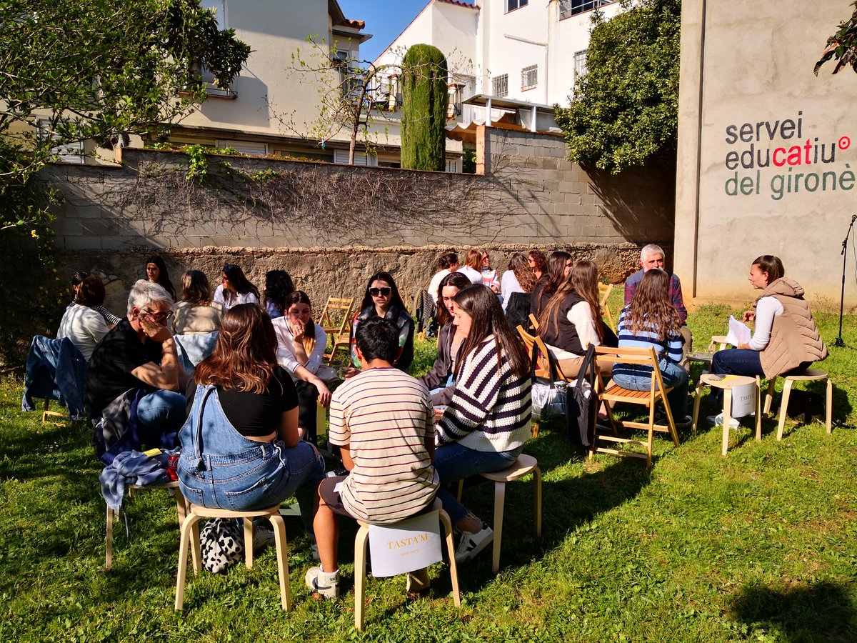 segirones's tweet photo. TASTA'M. Avui ens hem trobat una colla de mestres, professors i estudiants de pedagogia de la UdG per reflexionar entorn uns fragments del llibre "Pedagogia: el deure de resistir" de Phillipe Meirieu.
Temps i espais per compartir significats acompanyat d'una copa de vi. https://t.co/7wI706otTI
