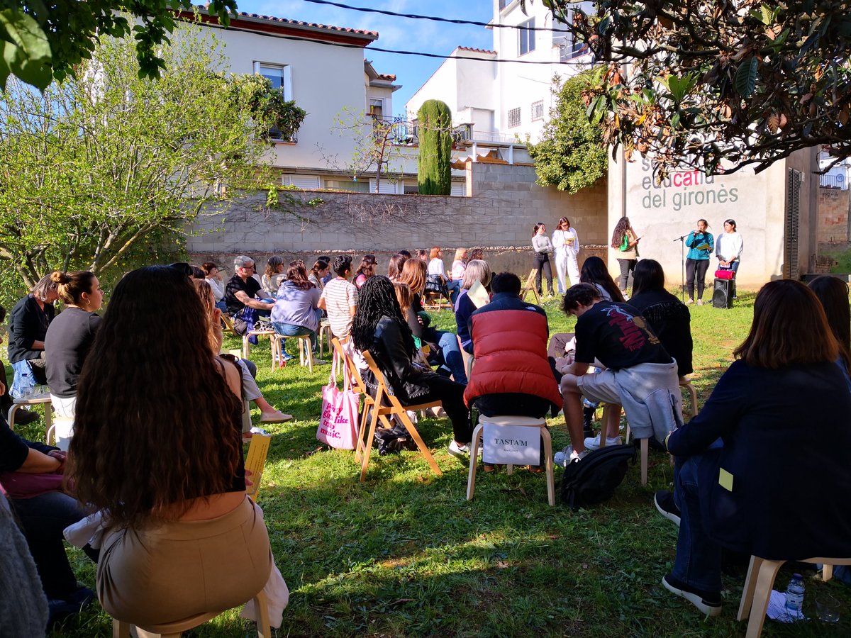 segirones's tweet photo. TASTA'M. Avui ens hem trobat una colla de mestres, professors i estudiants de pedagogia de la UdG per reflexionar entorn uns fragments del llibre "Pedagogia: el deure de resistir" de Phillipe Meirieu.
Temps i espais per compartir significats acompanyat d'una copa de vi. https://t.co/7wI706otTI