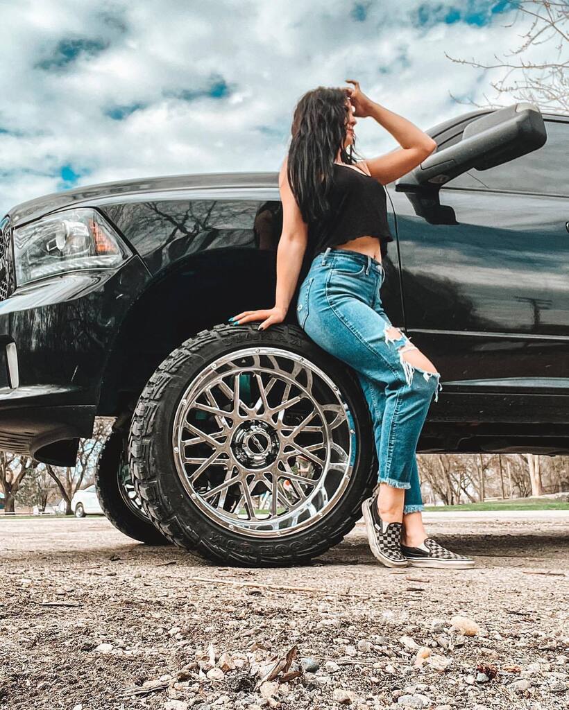 🙌 @allysiahmorris and her lovely 22x12 @visionwheel’s for your #wheelwednesday! __________________ Setup: 6” @roughcountry Suspension lift 33x12.5 @kanatitires 2” @roughcountry Spacers C1 @mictuning2 rock lights ___________________ Teams: @queens_… instagr.am/p/CrOZ056xIrG/