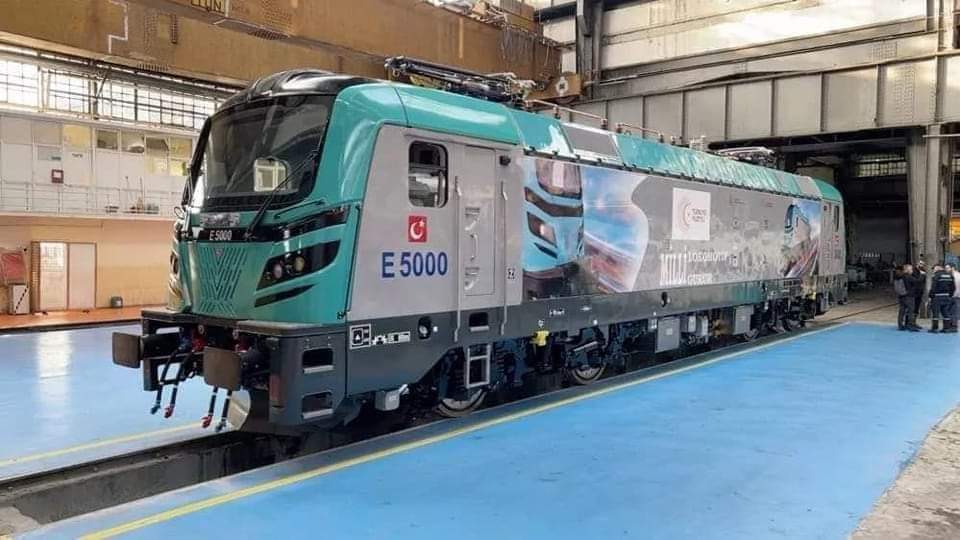 Bynkara1's tweet photo. 🇹🇷#E5000
Bunu da biz yaptık!
E5000, modern bir #elektrikli anahat lokomotifi olarak yerli ve milli imkanlarla üretildi.
-----
Vatana millete hayırlı olsun inşallah 🤲 https://t.co/jpBh357EBJ