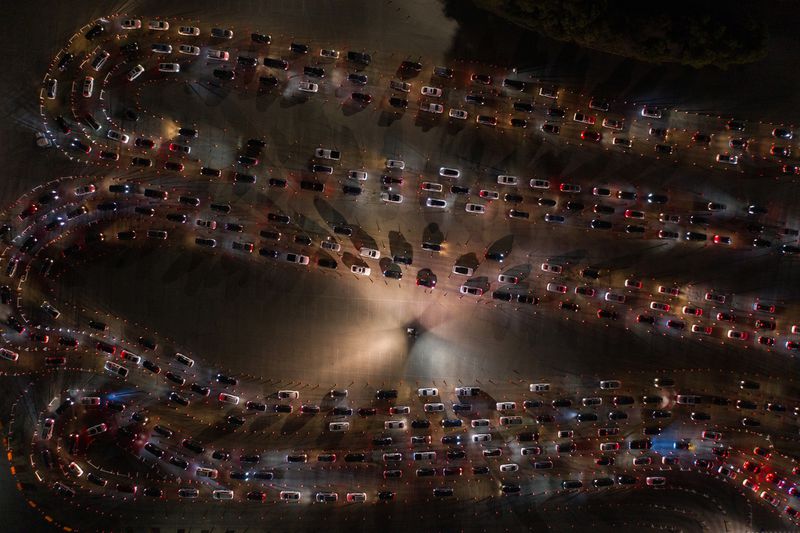 AmericanPhotog's tweet photo. AP38 Winner BING GUAN @bing_guan
#photoeditor: Sam Hall @samthall
#publication: Bloomberg @bloombergbusiness
People wait in vehicles for doses of the Moderna vaccine at a Covid-19 mass vaccination site. 
#ap38 #photographer 
 #fotografo  #covidart #vaccination https://t.co/BQfUVkUMzn
