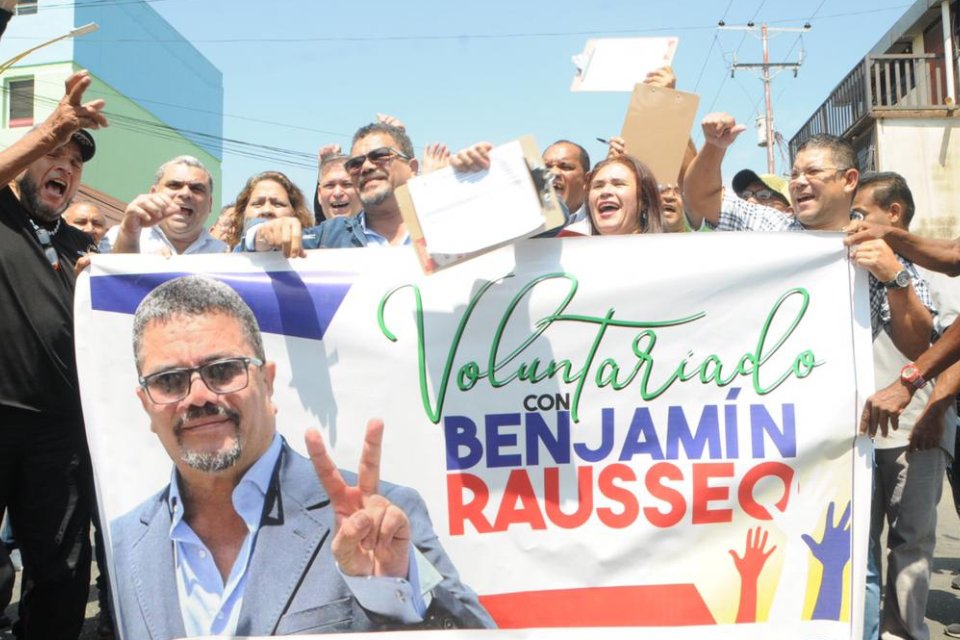 infopublicave's tweet photo. 📢Benjamín Rausseo, mejor conocido, como "Er Conde del Guácharo", aseguró participará en las primarias de la oposición, así el proceso electoral sea llevado por el CNE. "Con CNE o sin CNE, con capta huella o sin capta huella, competiré" expresó.

📌 @DiarioTalCual https://t.co/v8Pwnu37Ie