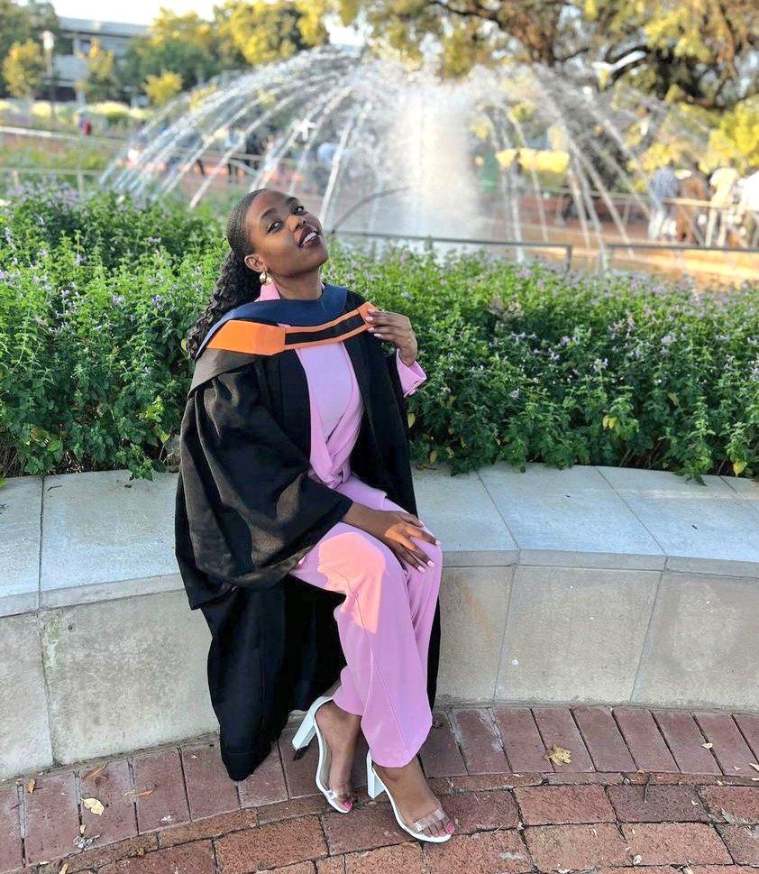 IngridH98217773's tweet photo. Finally, when I got on stage... I made sure I got the applause I deserved. Also my heart is full of gratitude at this point. God is and has been Good to me #graduate #graduation https://t.co/7dBd2RDnnX